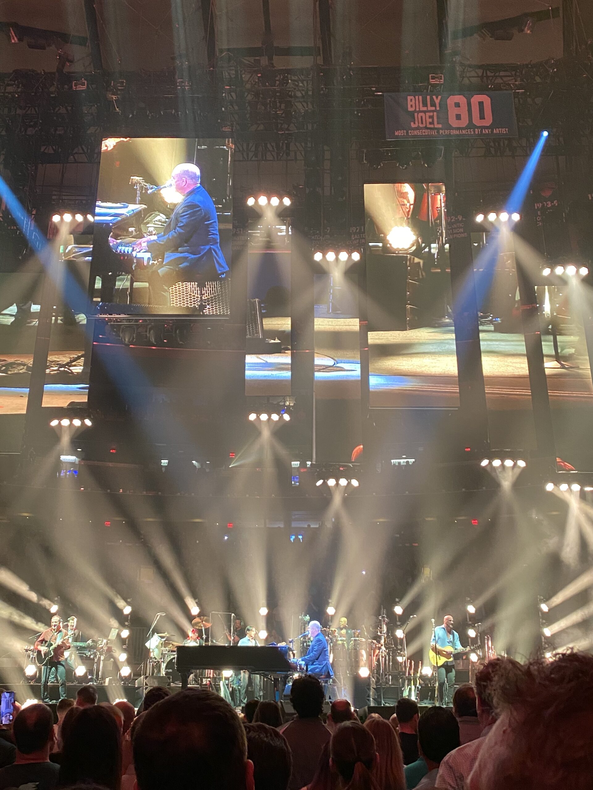 Billy Joel Merayakan Pertunjukan Berturut-turut ke-80 di Madison Square Garden bersama NY Rangers Veterans
