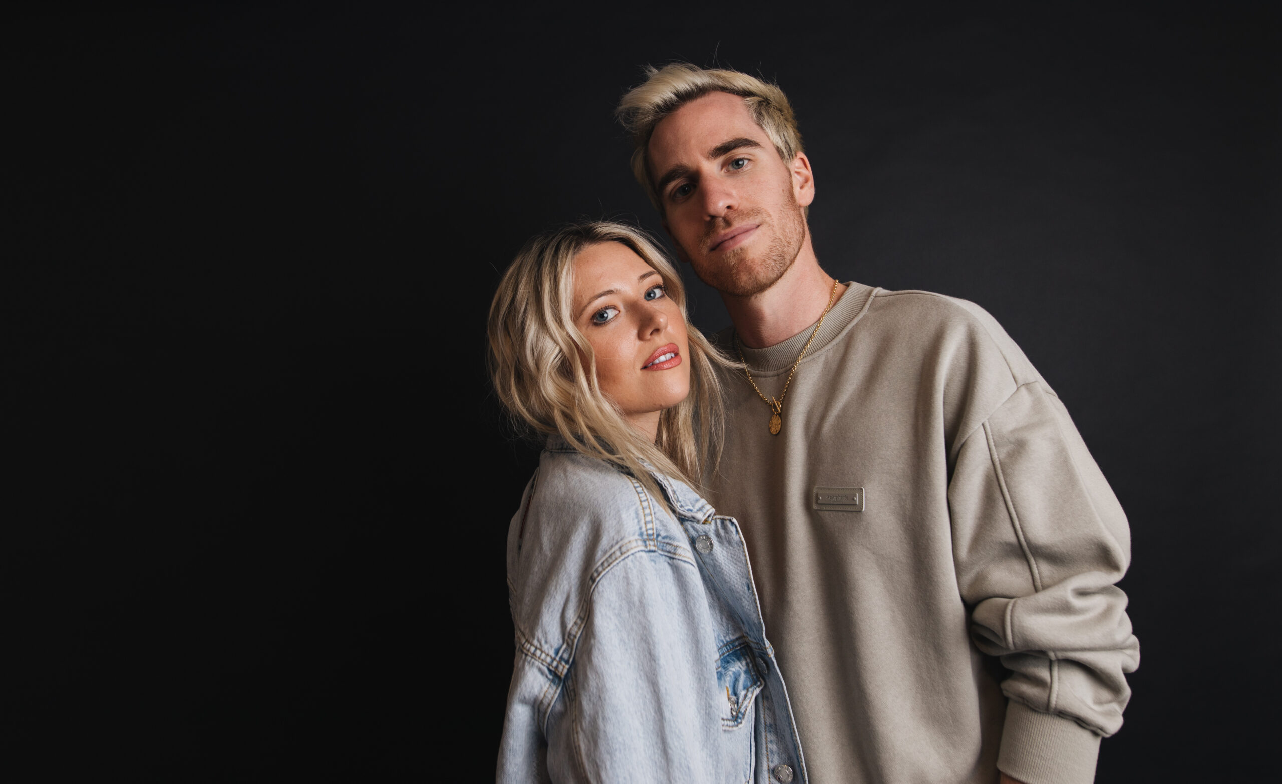 The Two Fake Blondes Mendapat Perawatan Remix Dari Sherm di “Alone”